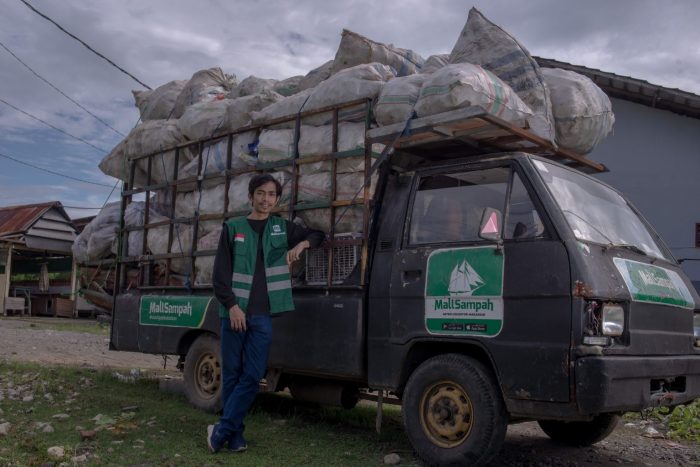 adi ingin membuang sampah terbaru