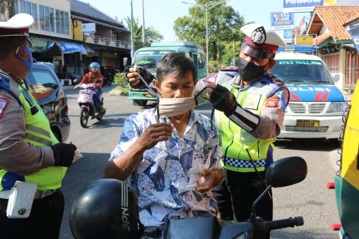 pak polisi menilang pelanggar dengan