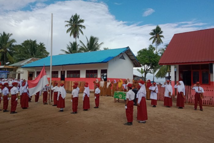 Melaksanakan upacara bendera dengan khidmat