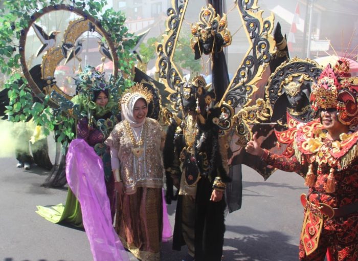 perbedaan karnaval dan carnival