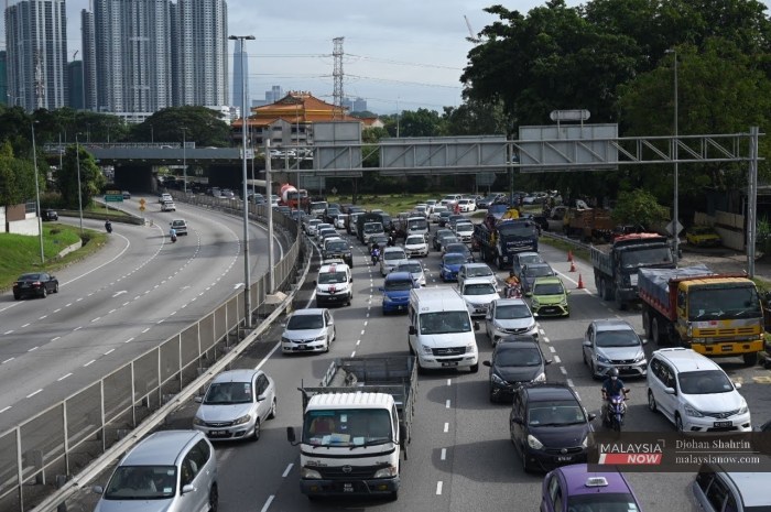 di jalan raya biasanya ada