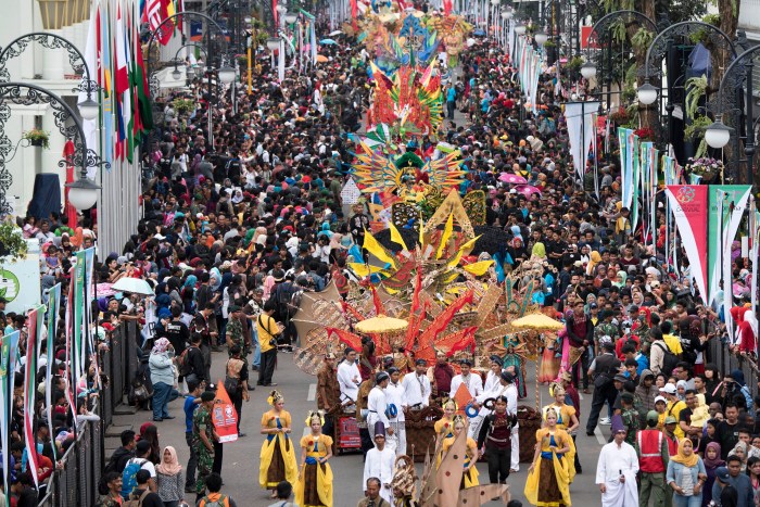 perbedaan karnaval dan festival terbaru