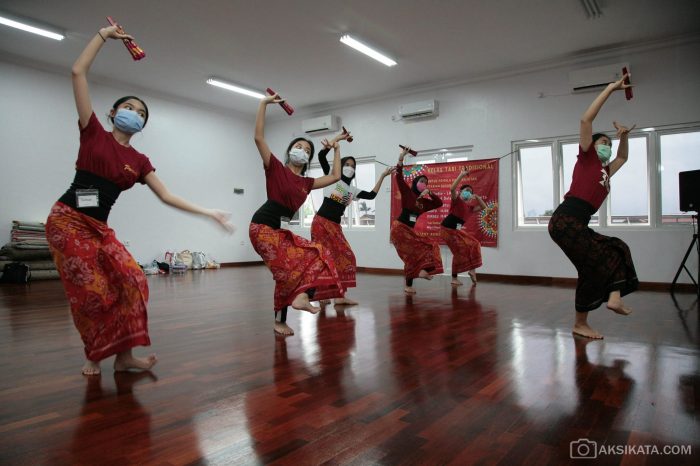 gerakan tari hendaknya dilakukan dengan