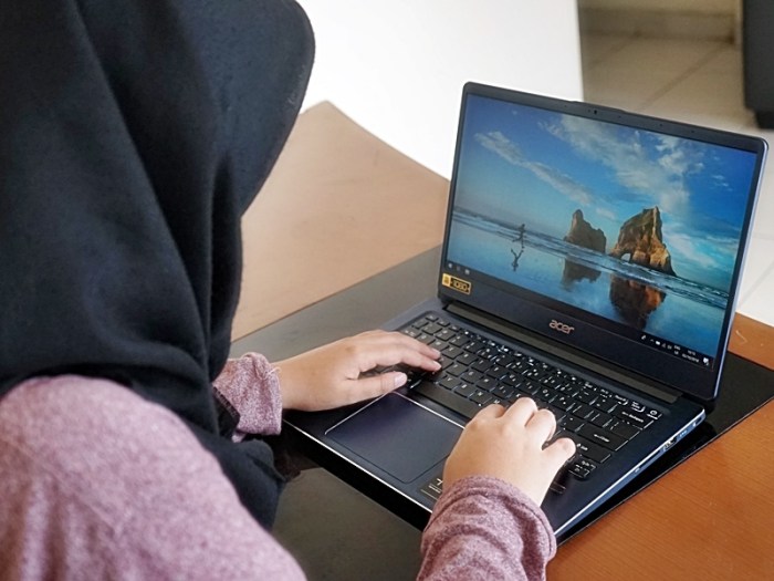 deskripsi laptop dalam bahasa inggris