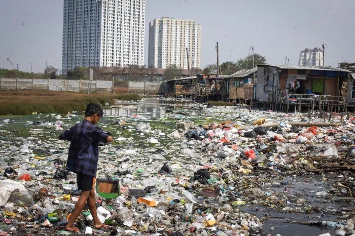 lingkungan yang becek dan kumuh