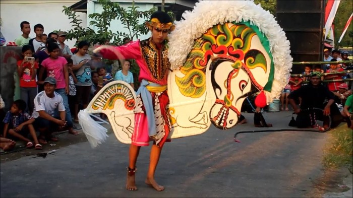 kuda lumping tarian kesenian tradisional tengah kepang budaya jaran danse javanaise berbau mistis seni makna mempunyai menarik bisniswisata mistar