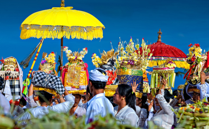 apa perbedaan tradisi dan budaya