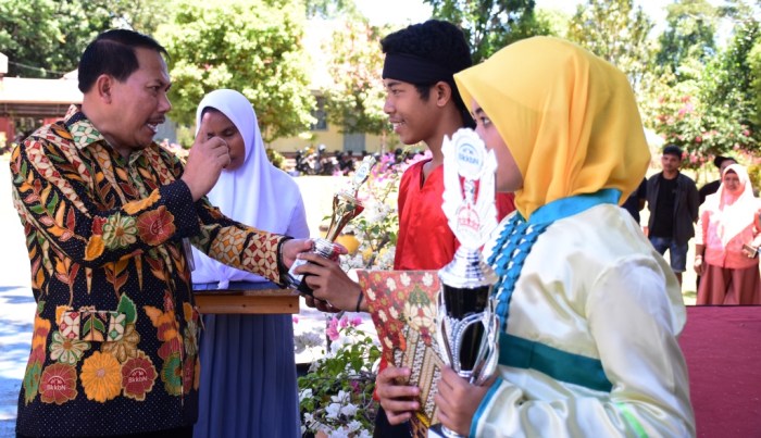 Juara harapan seusai menerima husnul piala berfoto