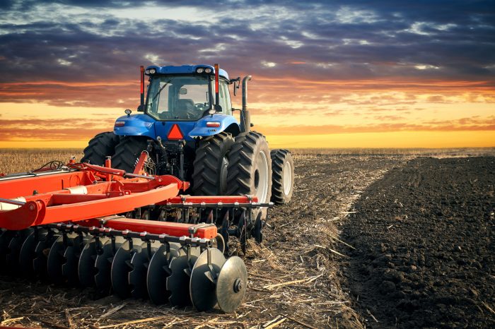 membajak petani sedang sawah konsep cerita yuk aksi sumber