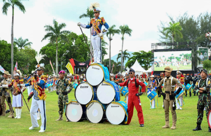 beda marching band dan drum band terbaru