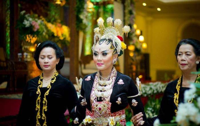 adat pengantin jogja baju jawa pakaian rias tata tradisional weddingku busana dan manten perbedaan kebaya yogyakarta surakarta keraton paes putri