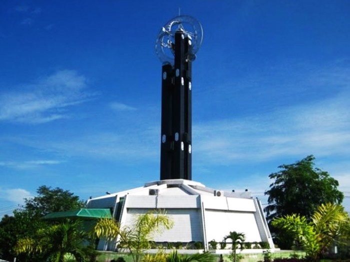 tugu khatulistiwa berada di