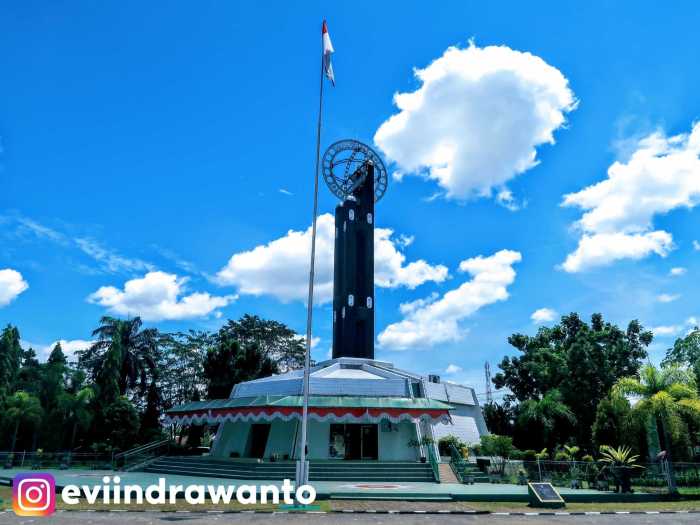 tugu khatulistiwa berada di terbaru