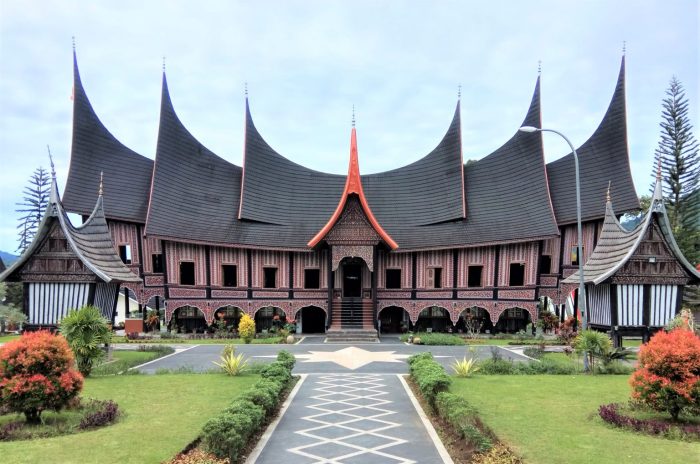 rumah adat sumatera tengah