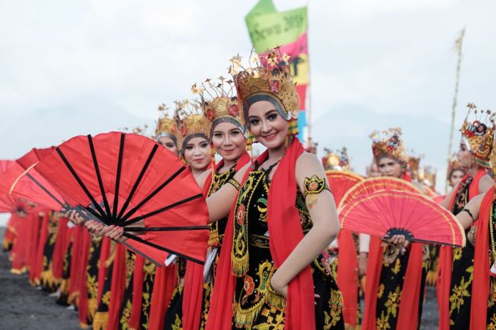 gandrung banyuwangi tari tarian blambangan bumi mengenal ikon penari pusat uni pesona eropa pantai merahputih