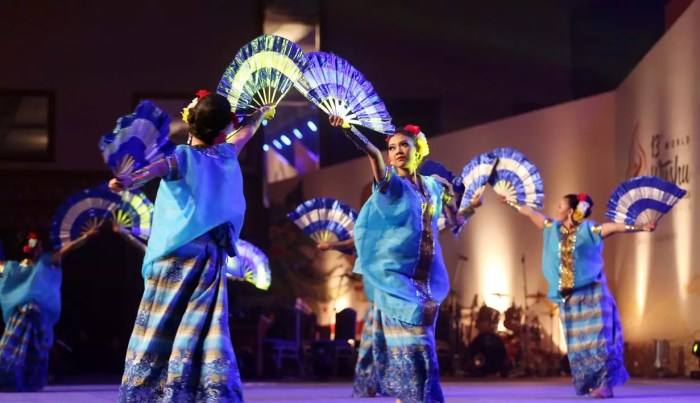 tari kipas tradisional pakarena suku sulawesi budaya makassar tradisi tarian daerah khas seni kostum adat selatan kekayaan satu memiliki serta