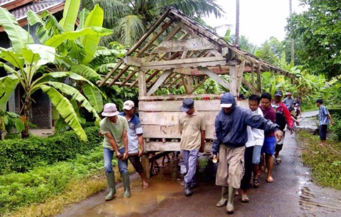 serentak melakukan sesuatu bersama sama