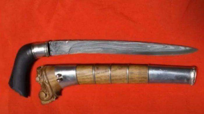 Senjata tradisional khas suku yang kalimantan gila keris banjar mandau