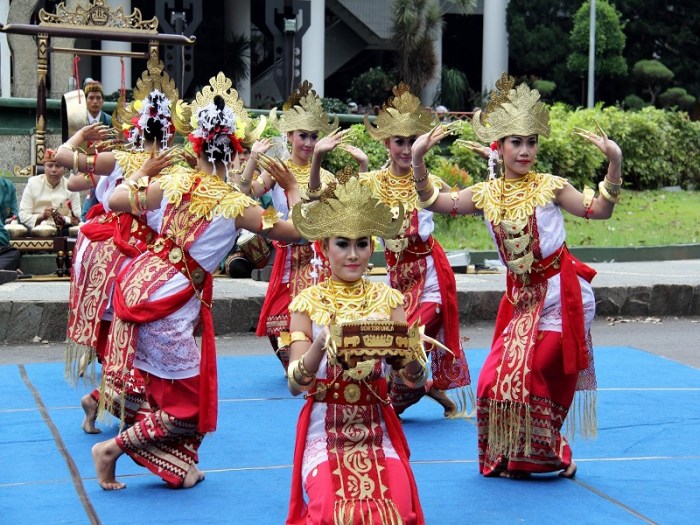 lampung tari sembah kostum sewa anak nusantara sanggar batik adat inspirasi busana muli pakaian palembang koleksi