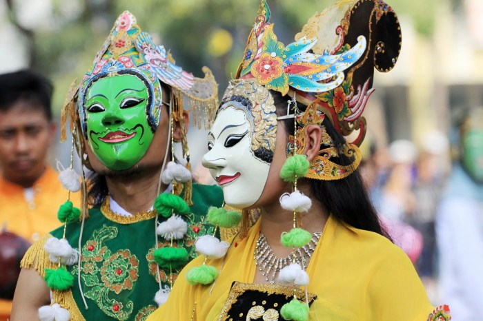 tari topeng gerakannya cepat atau lambat