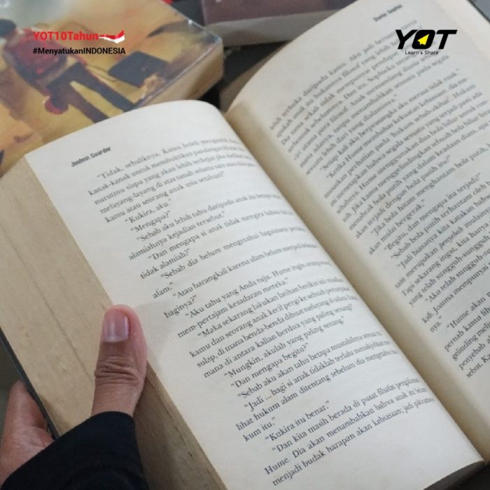 toko kecil tempat berjualan buku koran terbaru