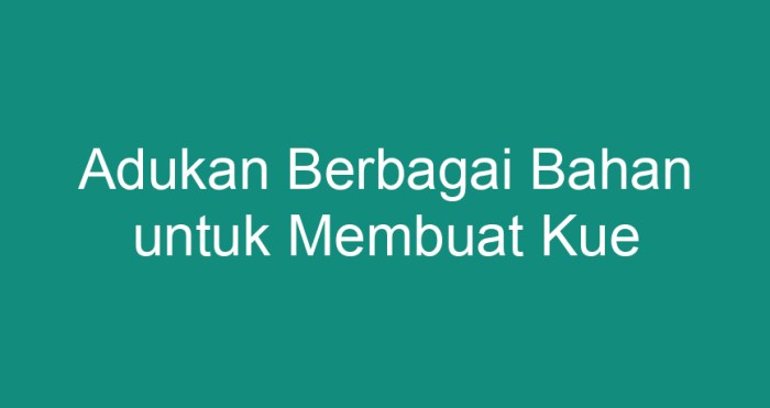 adukan berbagai bahan untuk membuat kue