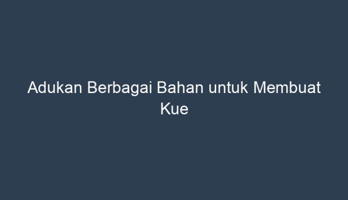 adukan berbagai bahan untuk membuat kue