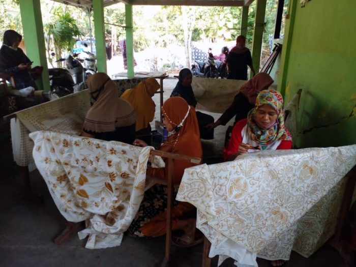 Batik canting pembuatan proses asal tulis sejarah stamping mula usul skema eclectic salamov perkembangannya made tokopedia membedakan sumber tetap sablon