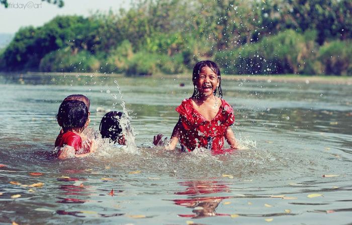 Seorang anak berenang di kedalaman 2 meter