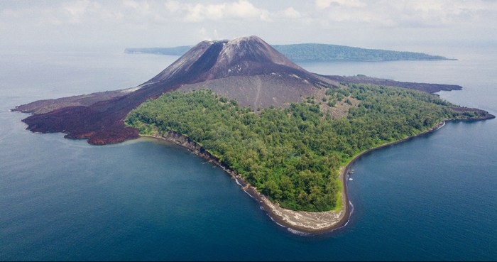 selat sunda muncul indonesiakininews udara besar berukuran gelembung fenomena krakatau gunung dekat liputan6 lampung