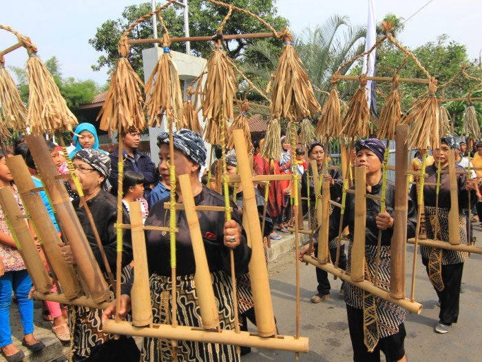 angklung sunda sundanese bahasa masyarakat yang lahir seni agraris pola salah budaya warisan menjaga kesenian ling jasa