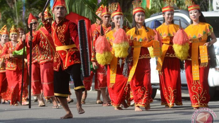 rumah adat nama barat seluruh kebudayaan gadang kesenian sulawesi sumatera selatan kalimantan sumatra banjar minangkabau tari daerah pakaian