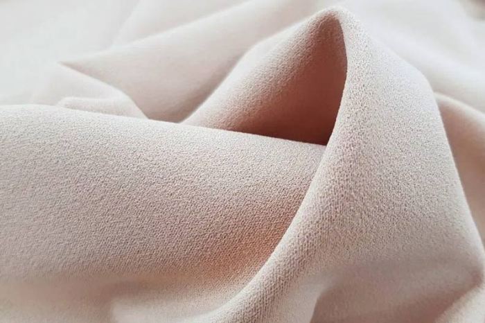 Jaket terbuat dari bahan kain yang bersifat