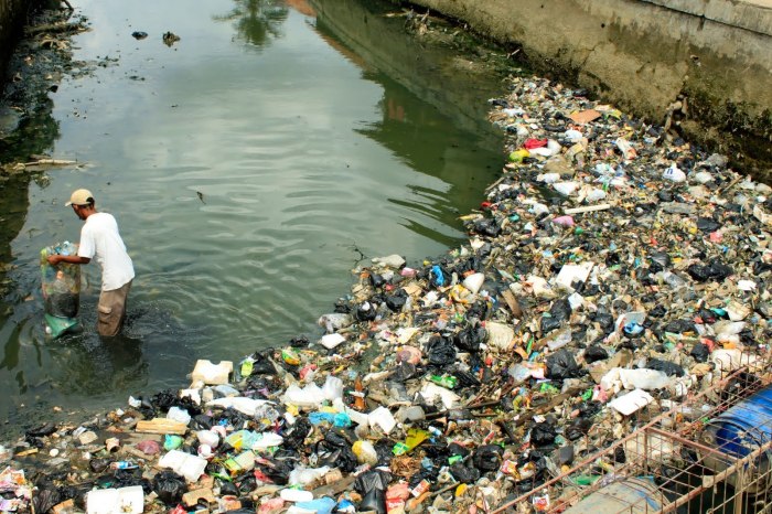 gambar membuang sampah disungai