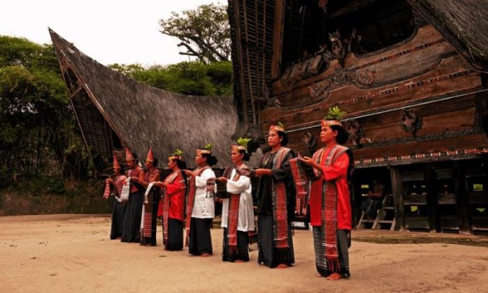 batak suku budaya sumatera utara marga tari perkawinan kekerabatan sistem pepatah tor peribahasa dipotong kerbau harus melanggar purba tarian yukepo