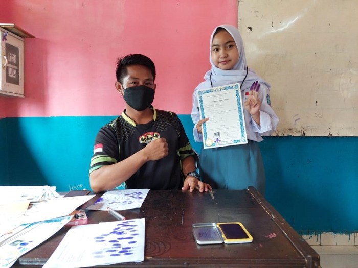 jari ijazah cap tiga pada tangan terima serah udah