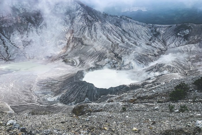 cerita tangkuban perahu bahasa inggris