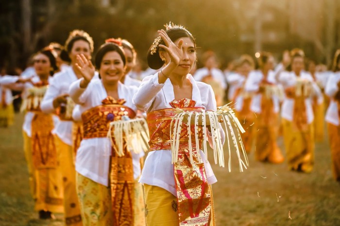 apa perbedaan adat dan budaya