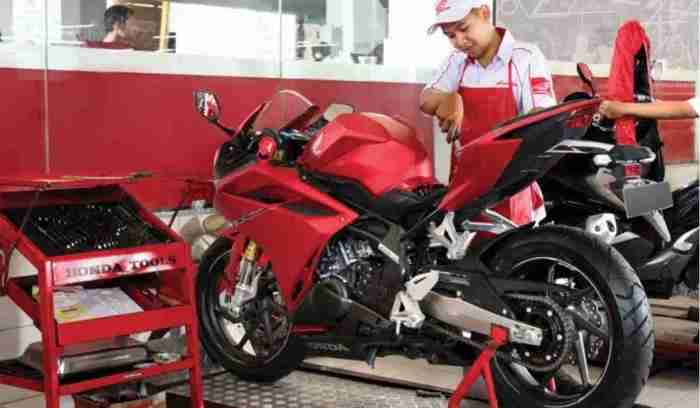 perbedaan showroom dan dealer terbaru