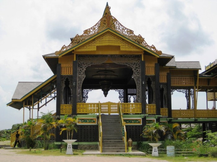 rumah adat melayu sambas