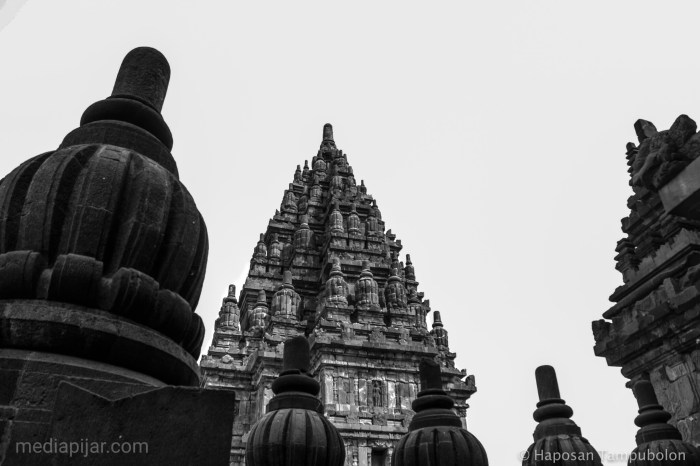 gambar vihara hitam putih