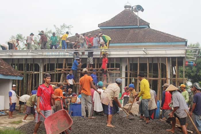 gotong royong masjid membersihkan