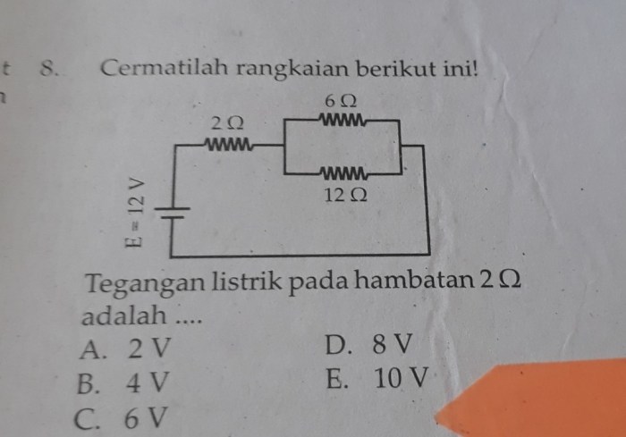 beda potensial pada hambatan 4 ohm adalah