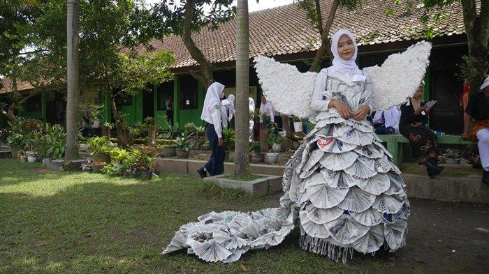 narasi fashion show daur ulang