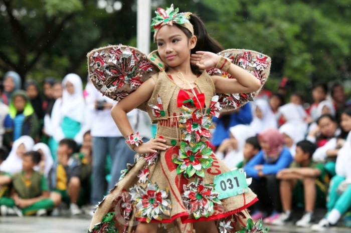 narasi fashion show daur ulang terbaru