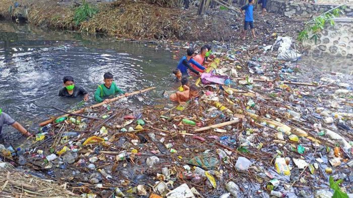 sampah sungai pembuangan membersihkan gerung tempat lingkungan pemuda dalam suarantb ntb kmps dasan tergabung geres sepanjang beleq lapan jumat