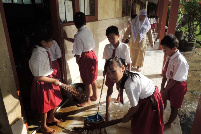 gambar kerja bakti di sekolah terbaru