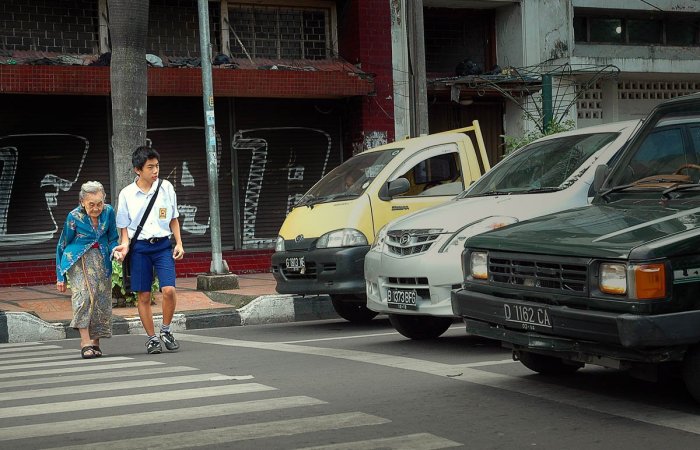 membantu nenek menyeberang jalan terbaru