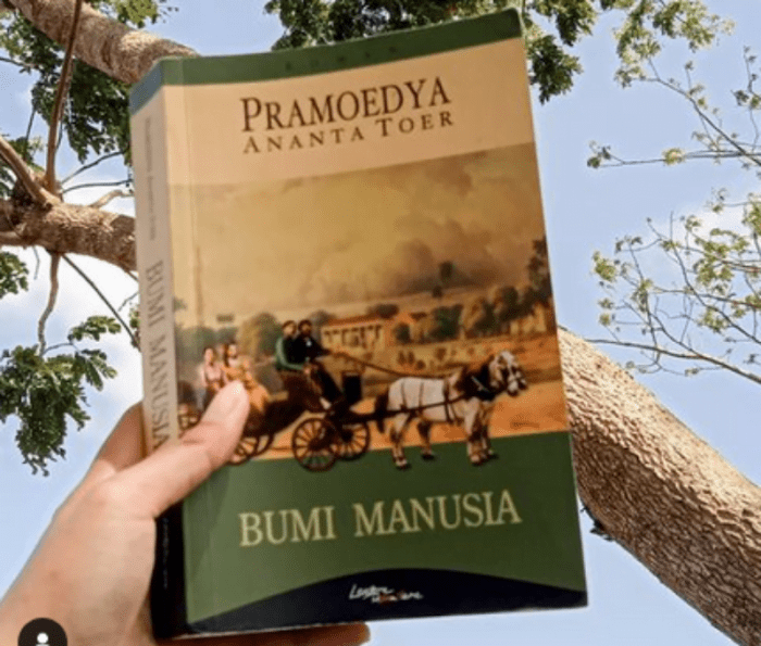 bumi novel manusia pramoedya ananta toer kajian karya sosiologi sastra