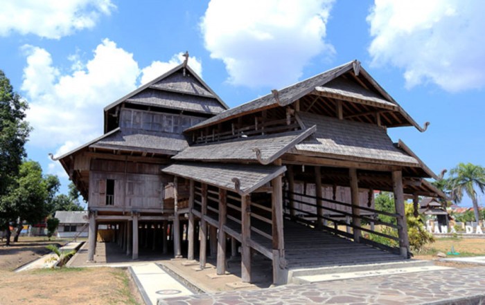 rumah adat dalam loka samawa terbaru